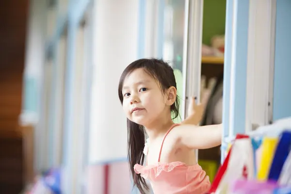 Aziatisch Klein Meisje Kijken Naar Camera Klaslokaal — Stockfoto