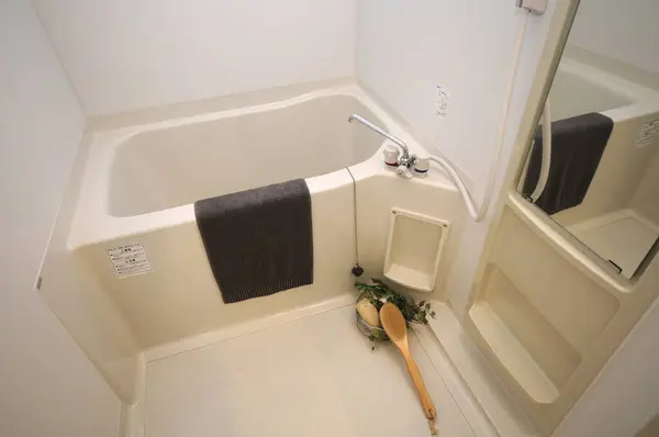 Interior Pequeno Banheiro Com Paredes Brancas — Fotografia de Stock