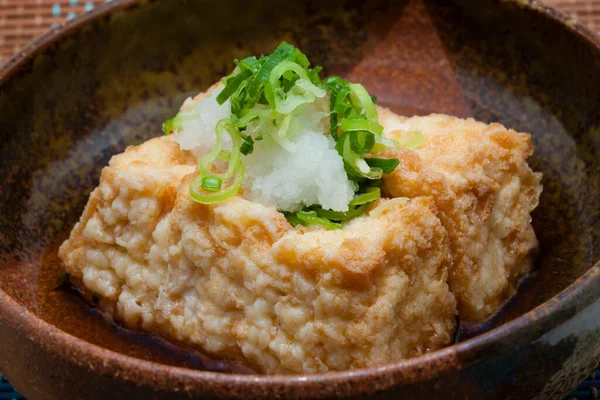 日本菜 用碗烤厚油炸豆腐 — 图库照片