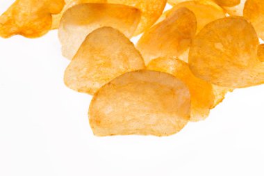 Beyaz arka planda izole edilmiş kızarmış patates cipsi..                 