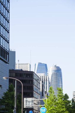 Gün batımında gökdelenleri ve binaları olan Tokyo gökdelenleri 