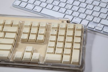 Arka planda iki bilgisayar klavyesi, kapat