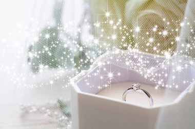 Arka planda hediye kutusu olan alyans, kapat.