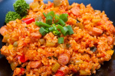 Sebzeli ve sosisli takikomi pilavı.