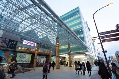 Tokyo sokaklarından görüntüler, şehrin tadını çıkaran yayalar..