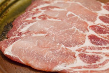 Tabaktaki domuz pirzolası manzarasını kapat.