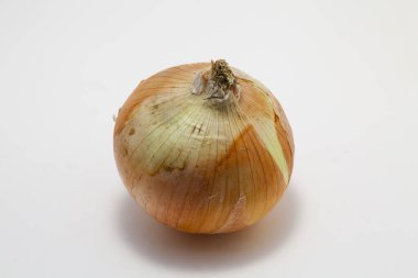 Beyaz arkaplanda olgun soğanın yakın plan görüntüsü
