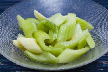 Taze yeşil dilimlenmiş kereviz, sağlıklı yemek geçmişi.