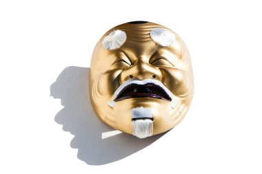 Maskeli Okina beyaz arkaplanda izole edildi