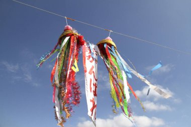 Mavi gökyüzüne karşı rengarenk uçan çanlar, Japon geleneksel festivali