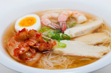 Erişte, kimchi, yumurta, karides ve et.