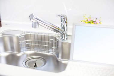 bilgisayar ve musluk ile batma, yakın görünüm