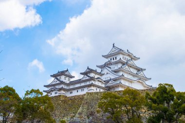 Japonya 'daki ünlü Osaka şatosu kulesinin manzaralı görüntüsü.