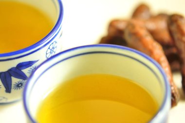 Lezzetli kurutulmuş zerdeçal kökleri ve çay.