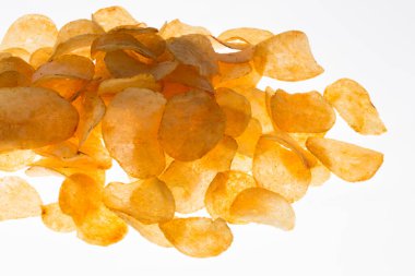 Beyaz arka planda izole edilmiş kızarmış patates cipsi..                 