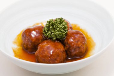 Lezzetli soslu leziz köftelerin yakın plan görüntüsü.    