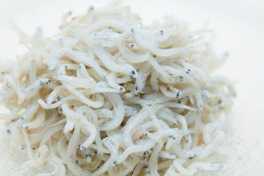 Tabakta küçük beyaz balık yığını