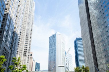 Gün batımında gökdelenleri ve binaları olan Tokyo gökdelenleri 