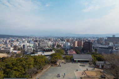 Japon şehrinin panoramik manzarası ufuk çizgisi ve aşağıdaki kale arazisi.