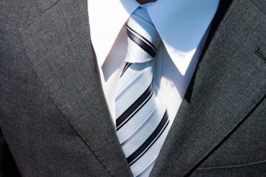 Siyah takım elbiseli ve kravatlı işadamlarına yakın durun.