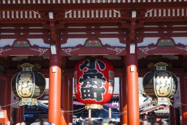 Tatil sırasında antik Japon tapınağında ziyaretçi kalabalığı