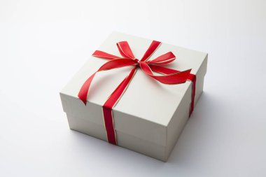 Beyaz arkaplanda kurdeleli hediye kutusu, yakın plan       
