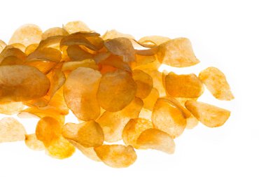 Beyaz arka planda izole edilmiş kızarmış patates cipsi..                 