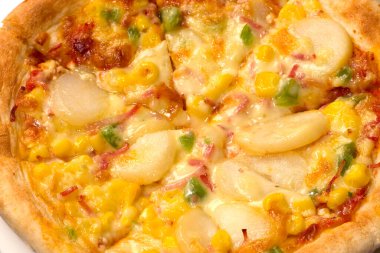 Lezzetli taze pizzayı kapatıyoruz beyaz peynirli.