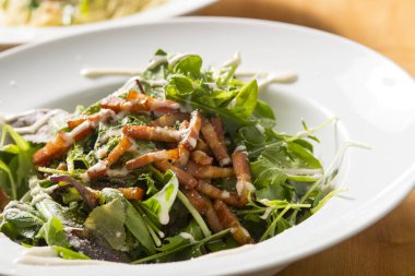 Çıtır pastırmalı taze salata.