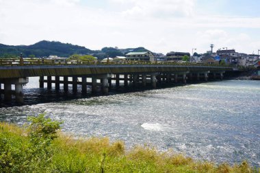 Japonya 'da gündüz vakti güzel bir köprü ve nehir.