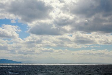 Güzel deniz manzarası ve gökyüzündeki bulutlar     