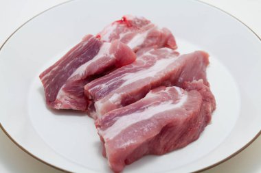 Beyaz arka planda çiğ domuz eti, kapat