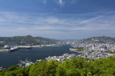 Nagasaki şehri, Japonya 'nın havadan görünüşü, liman ve Nagasaki Sahil Parkı manzaralı..