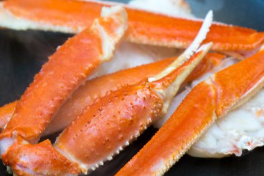 Taze yengeçler, arka planda deniz ürünleri, yakın plan.