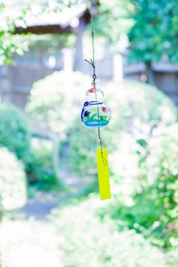 Yazın yeşil yapraklı rüzgar çanı