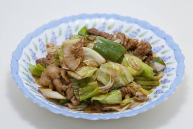 Kızarmış domuz eti, sebze ve sos.