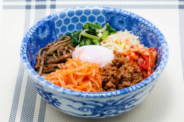 Baharatlı salamura sebzeli Pachot yumurtası, Asya yemeği. 