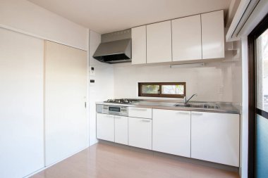 Beyaz ve siyah duvarlı mutfak, hiç kimse