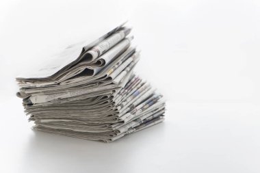 Beyaz arkaplanda izole edilmiş gazete yığını