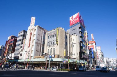 Tokyo 'da karşıdan karşıya geçen bir sürü insan