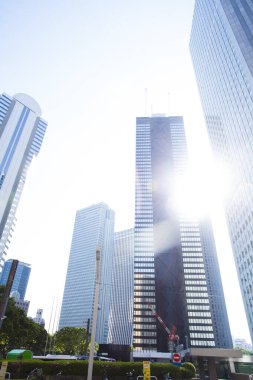 Gün batımında gökdelenleri ve binaları olan Tokyo gökdelenleri 