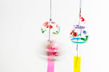 Arka planda Edo Furin adı verilen Japon cam rüzgar çanları