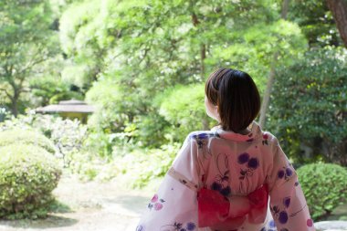 genç kadın olarak Japon kimono 
