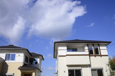 Mavi arka planda balkonları olan modern konut binaları