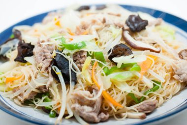 Bir kase etli, sebzeli erişte, Asya yemeği. 