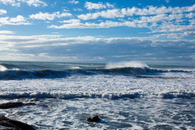 Dalgalar çökmesini karşı kayalık plaj
