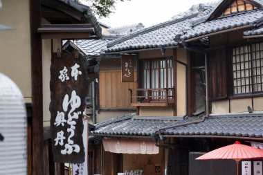 Japonya 'da geleneksel evleri olan geleneksel Japon caddesi.
