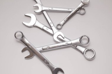 Beyaz arkaplanda metal araçlar kümesi       