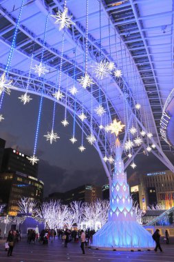 Şehir sokaklarında güzel bir Noel süsü.