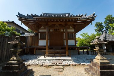 Çok güzel antik bir Japon tapınağının resimli görüntüsü.